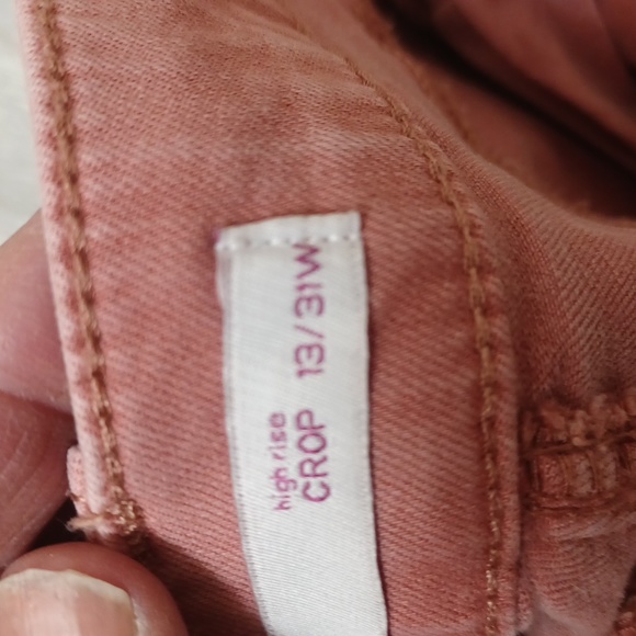 So distressed high rise cropped jeans size 13/31w peach colored - Picture 7 of 9